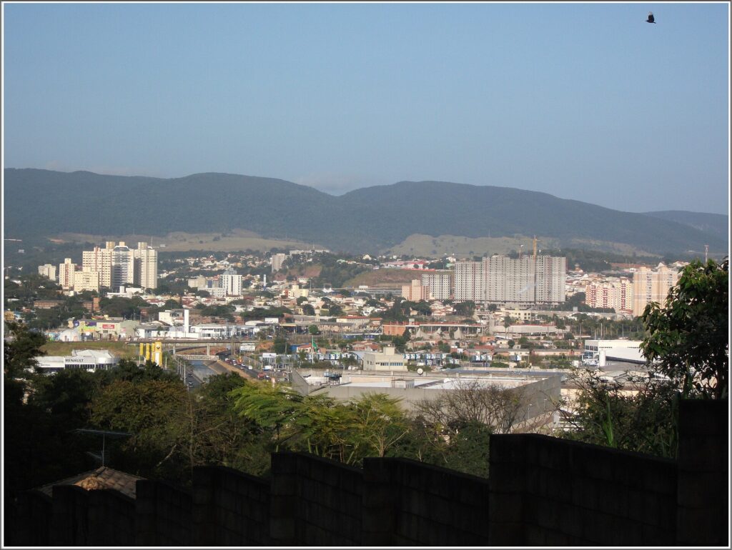 Vista parcial de Jundiaí com a Serra do Japi ao fundo
